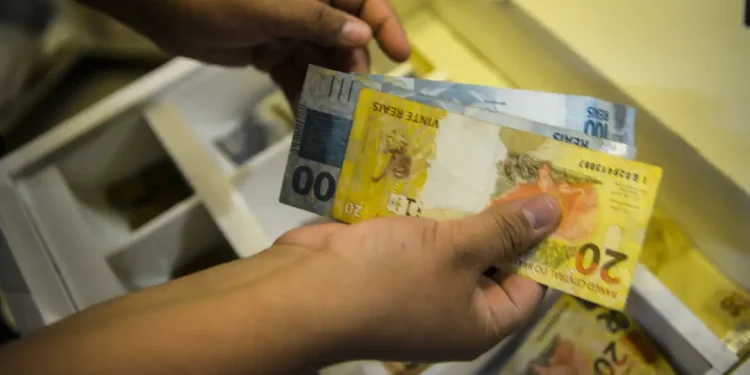 Aposentados e pensionistas do INSS podem consultar antecipação do 13º