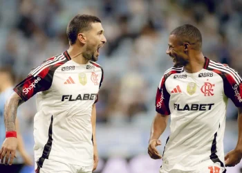 Fla vence com brilho de Arrascaeta para assumir ponta do Brasileiro