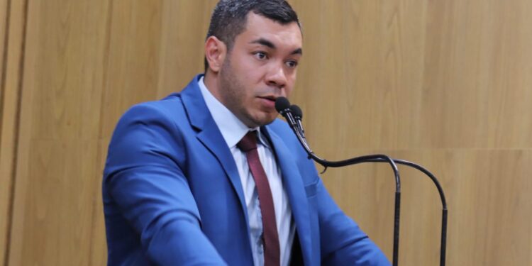 Levi Oliveira tem PL sobre desafetação de área pública no bairro Luzia sancionado pela Prefeita Emília Corrêa