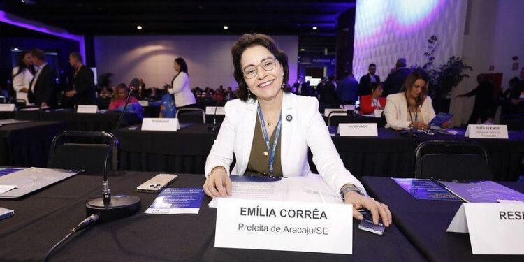 Emília Corrêa participa de debates estratégicos no primeiro dia de reunião da Frente Nacional de Prefeitas e Prefeitos