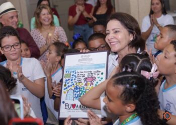 Prefeita Emília Corrêa visita exposição de obras do Concurso de Artes Escolares 2025
