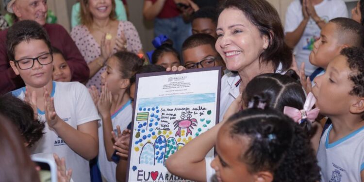 Prefeita Emília Corrêa visita exposição de obras do Concurso de Artes Escolares 2025