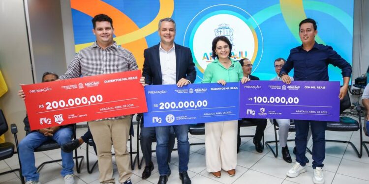 Prefeita Emília Corrêa assina termo de parceria que destina 500 mil reais a três clubes do futebol aracajuano