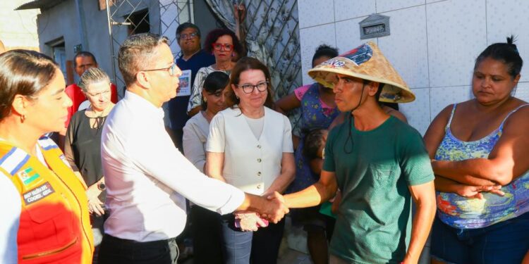 Prefeitura de Aracaju reforça apoio à comunidade da Avenida Pantanal atingida por alagamento