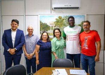 Prefeita Emília Corrêa discute reajuste salarial com sindicatos da educação e saúde