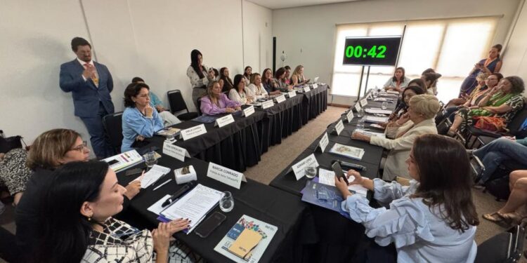 Ainda em Brasília, Emília Corrêa participa de encontro da Comissão Nacional de Prefeitas e defende protagonismo feminino em políticas públicas