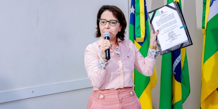 Prefeita Emília Corrêa sanciona Lei para aquisição de ônibus elétricos e modernização do transporte coletivo em Aracaju
