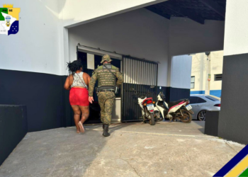 PM cumpre mandado de prisão contra uma mulher suspeita de tráfico de drogas em Lagarto
