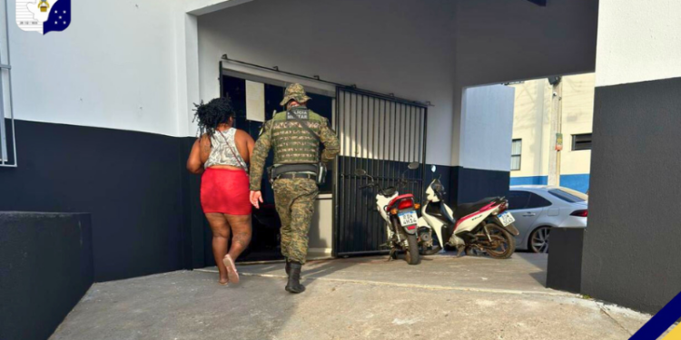 PM cumpre mandado de prisão contra uma mulher suspeita de tráfico de drogas em Lagarto
