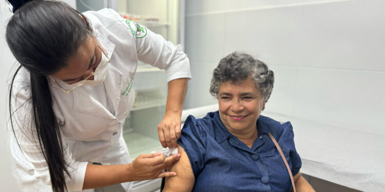 Ipesaúde inicia vacinação gratuita contra influenza na Sala de Vacina do instituto