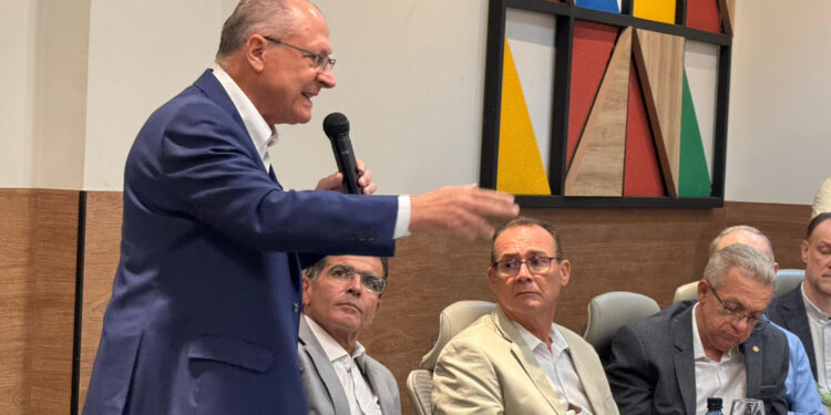 Governador em exercício participa de reunião com empresários ao lado do vice-presidente Geraldo Alckmin