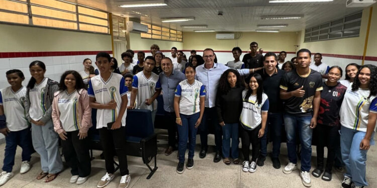 Gestão da Educação fortalece diálogo com estudantes de Centro de Excelência Senador Walter Franco