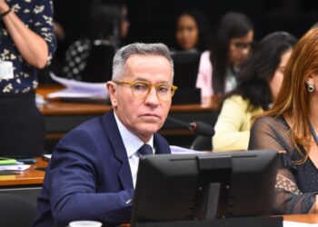 PLs de Nitinho obrigam INSS a enviar contracheque físico e bancos a notificarem descontos