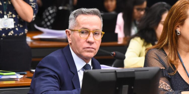 PLs de Nitinho obrigam INSS a enviar contracheque físico e bancos a notificarem descontos