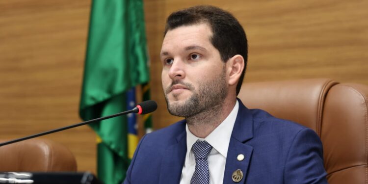 Ronaldo Caiado destaca modelo de segurança no seminário presidido por Neto Batalha