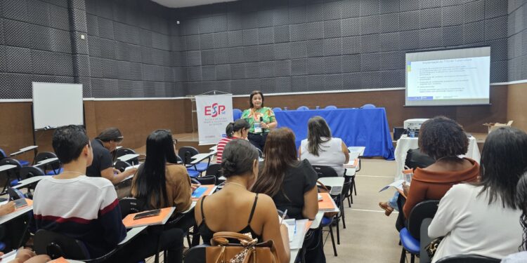 Saúde promove oficina sobre tratamento e registros da tuberculose para enfermeiros da Atenção Primária