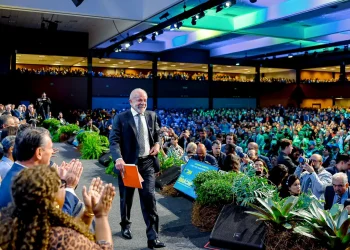 Lula é vaiado ao participar de marcha de prefeitos, em Brasília