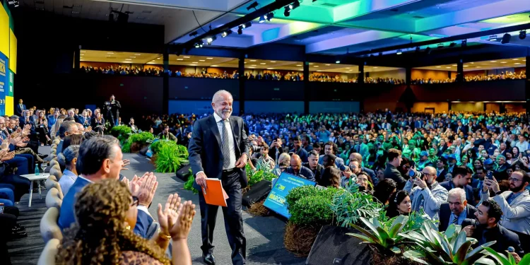 Lula é vaiado ao participar de marcha de prefeitos, em Brasília