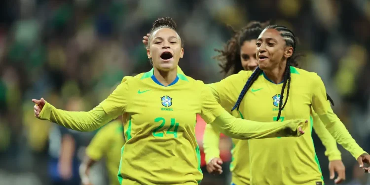 Dudinha brilha e seleção feminina derrota Japão no frio paulistano