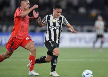 Artur é exaltado pela torcida em classificação do Botafogo na Libertadores: “nunca critiquei”