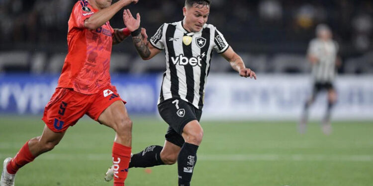 Artur é exaltado pela torcida em classificação do Botafogo na Libertadores: “nunca critiquei”