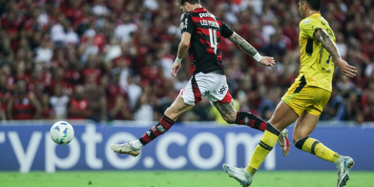 Flamengo assusta, mas vence Táchira e avança na Libertadores pelo saldo de gols