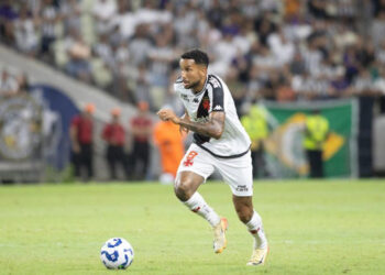 Fernando Diniz toma decisão sobre Jair no Vasco e revolta staff do jogador