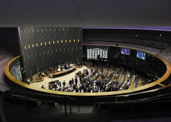 Câmara enfrenta STF e aprova texto que suspende ação penal contra Bolsonaro e outros acusados de golpe