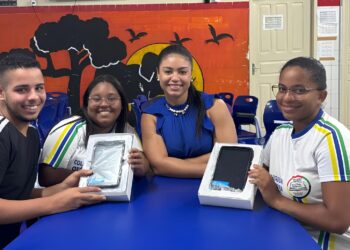 Seed amplia conexão pedagógica com entrega de tablets no Colégio Estadual Otávio Bezerra