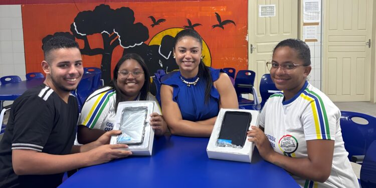 Seed amplia conexão pedagógica com entrega de tablets no Colégio Estadual Otávio Bezerra