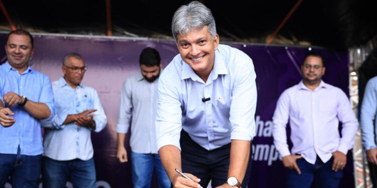Prefeito Samuel investe em recapeamento e iluminação de ruas do Marcos Freire I