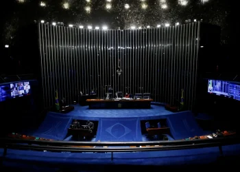 Emenda sobre mandato de senadores trava PEC que acaba com a reeleição no Executivo