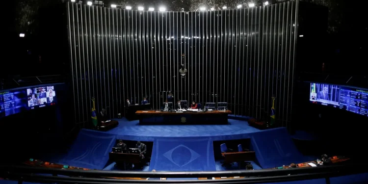 Emenda sobre mandato de senadores trava PEC que acaba com a reeleição no Executivo
