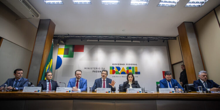 Governo anuncia congelamento de R$ 31,3 bi no orçamento e aumento no IOF