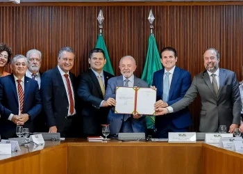 Lula assina MP que amplia tarifa social de energia e abre mercado até 2027