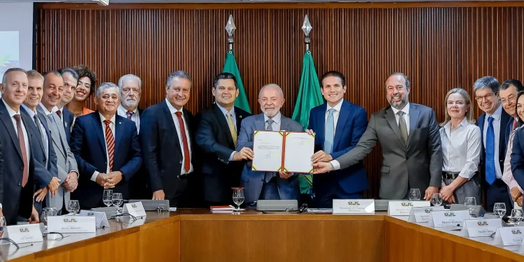 Lula assina MP que amplia tarifa social de energia e abre mercado até 2027