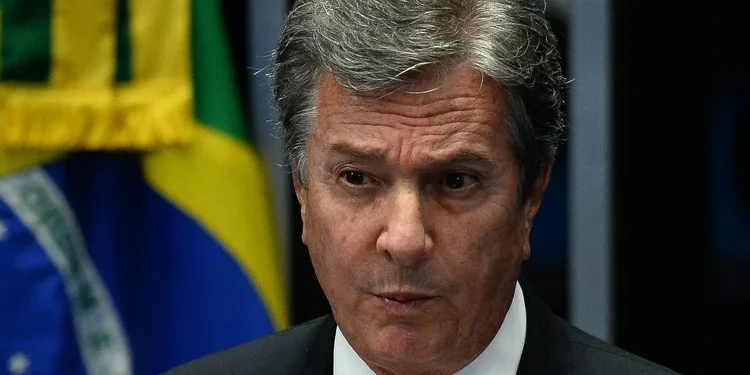 Alexandre de Moraes manda suspender passaporte diplomático de Fernando Collor