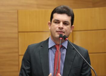 Paulo Junior cobra tramitação de projeto que estabelece piso salarial para assistentes sociais em Sergipe