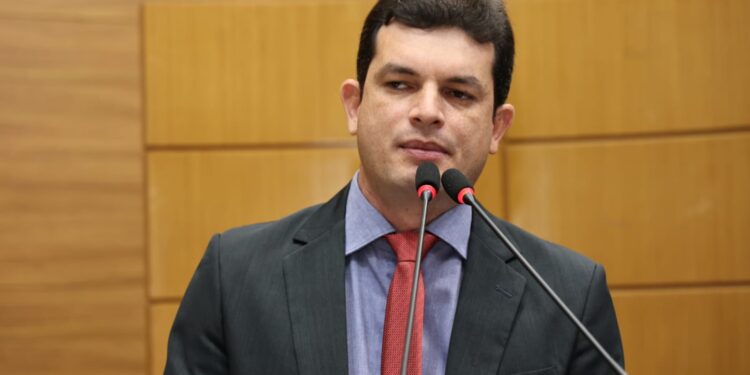 Paulo Junior cobra tramitação de projeto que estabelece piso salarial para assistentes sociais em Sergipe