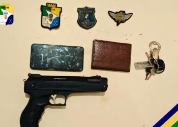 PM cumpre mandado de prisão e apreende simulacro de arma de fogo em Aracaju