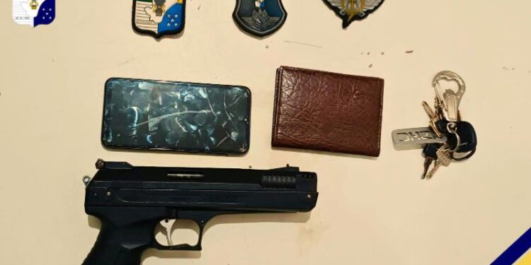 PM cumpre mandado de prisão e apreende simulacro de arma de fogo em Aracaju