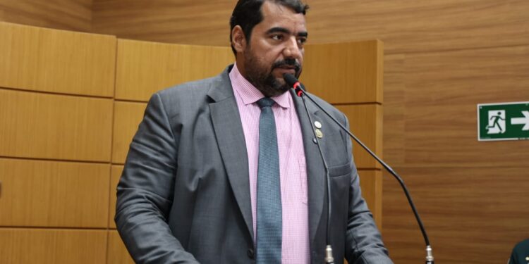 Luizão Donatrumpi entrega caminhão ao Pelotão da Cavalaria