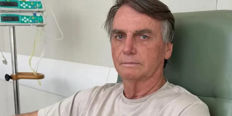 Jair Bolsonaro tem alta após três semanas internado em Brasília