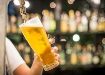 Excesso de álcool e chocolate pode causar inchaços, inflamações e queda na imunidade, alerta médico