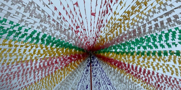 São João: Saiba os principais cuidados ao decorar ruas e residências com bandeirolas