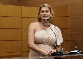 Linda Brasil questiona aumento de Ccs e negligências na Prefeitura de Aracaju