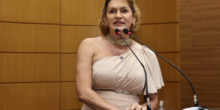 Linda Brasil questiona aumento de Ccs e negligências na Prefeitura de Aracaju