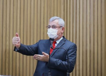 Iran pede urgência para projeto que trata da idade para participação no concurso do magistério de Aracaju