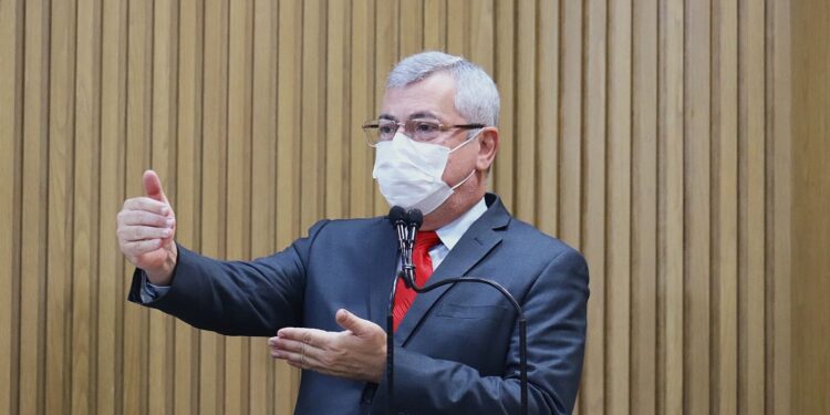 Iran pede urgência para projeto que trata da idade para participação no concurso do magistério de Aracaju
