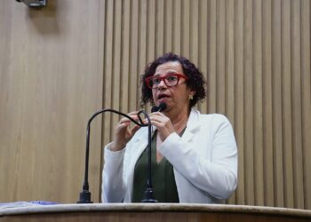 Vereadora Sonia Meire denuncia falta de pagamentos a profissionais da educação municipal